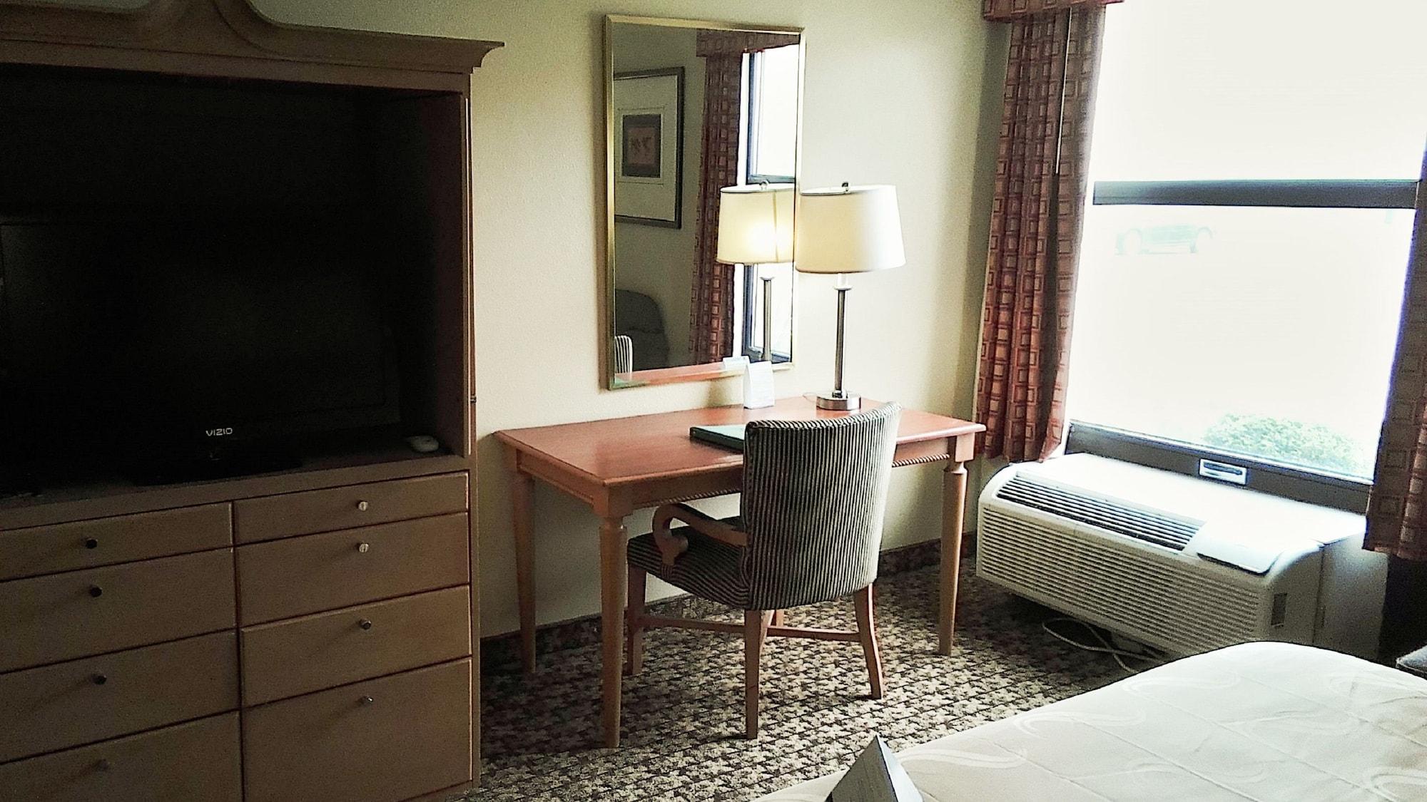Quality Inn & Suites Greenfield I-70 Esterno foto