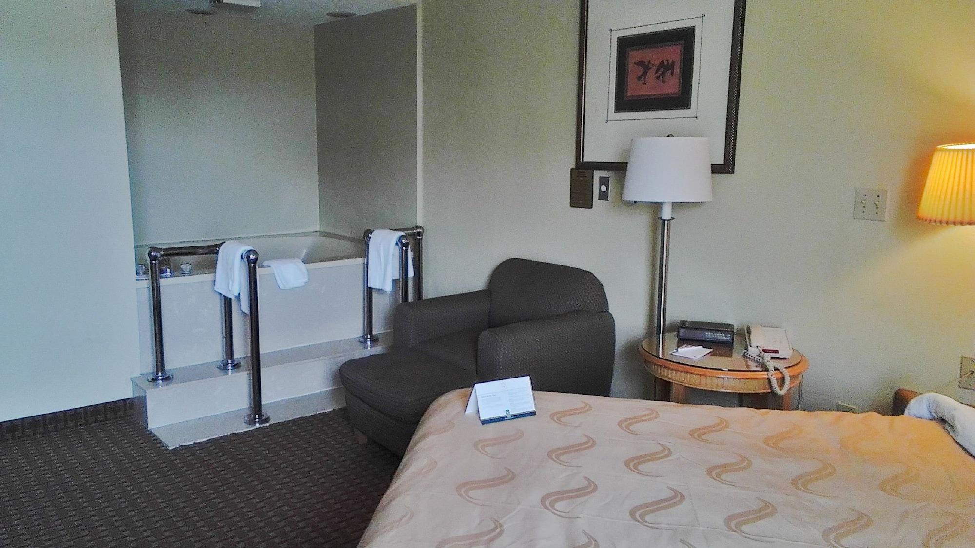 Quality Inn & Suites Greenfield I-70 Esterno foto