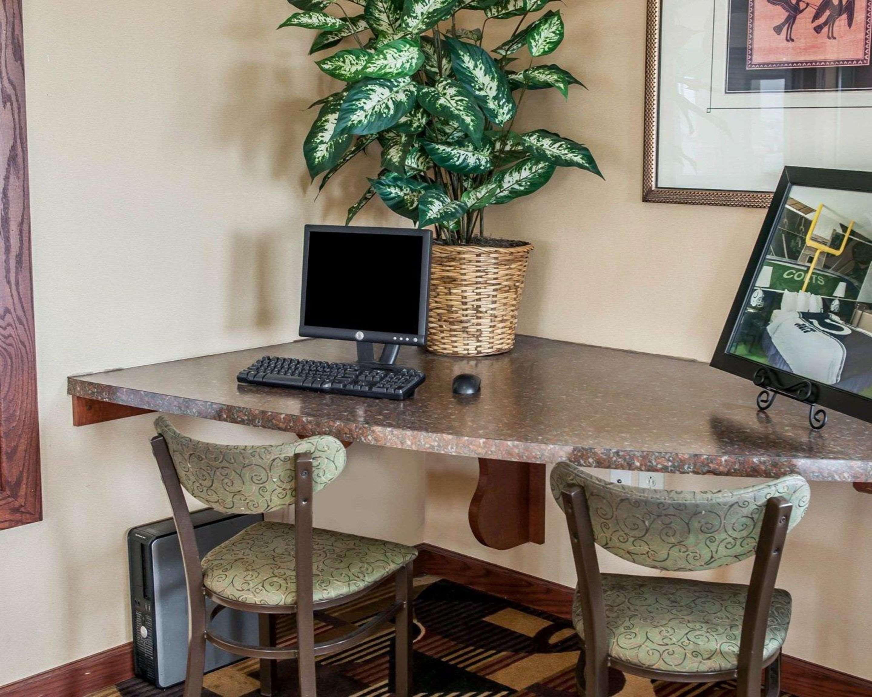 Quality Inn & Suites Greenfield I-70 Esterno foto